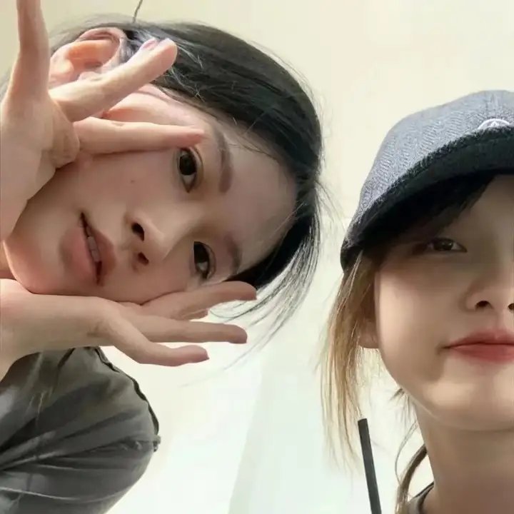 给小酒馆女子喝高杯酒